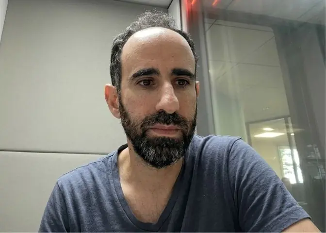 El fundador de la marca en las instalaciones de la empresa