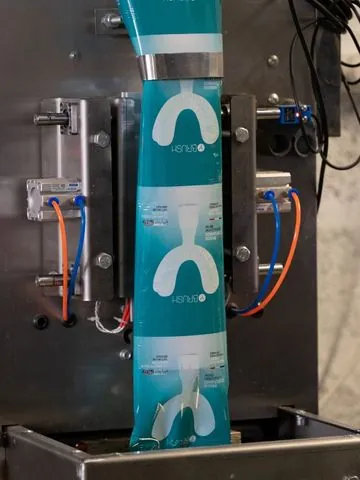 La línea de producción del cepillo en la fábrica